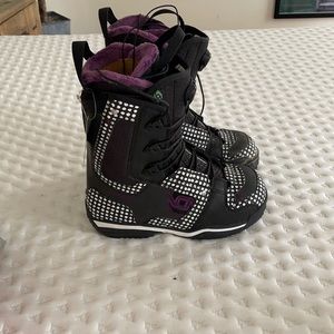 Snowboard boots